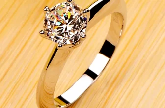 Anillo de oro blanco de 18 quilates con Circonita